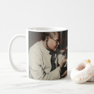 Gammal medicin, läkare undersöker en sjuk patient kaffemugg