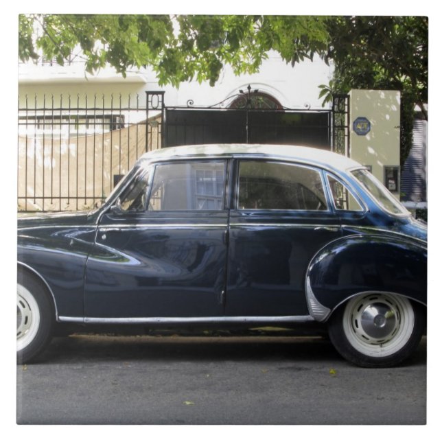 Gammal men mycket välbevarad Audi-bil. Kakelplatta (Framsidan)