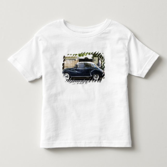 Gammal men mycket välbevarad Audi-bil. Tröja (Framsida)