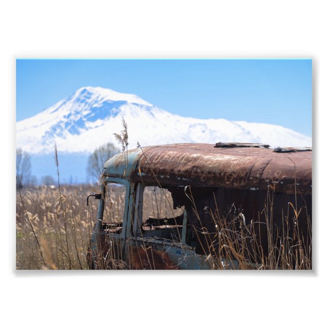 Gammal och rostig buss med mt. Ararat Fototryck (Framsidan)