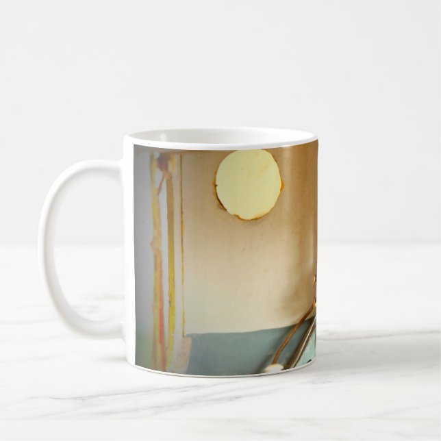 Gammal och smutsig insida-repch bygger utformninge kaffemugg (Vänster)