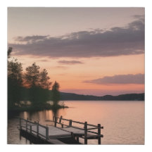 Gammal pier vid sjö vid solnedgången