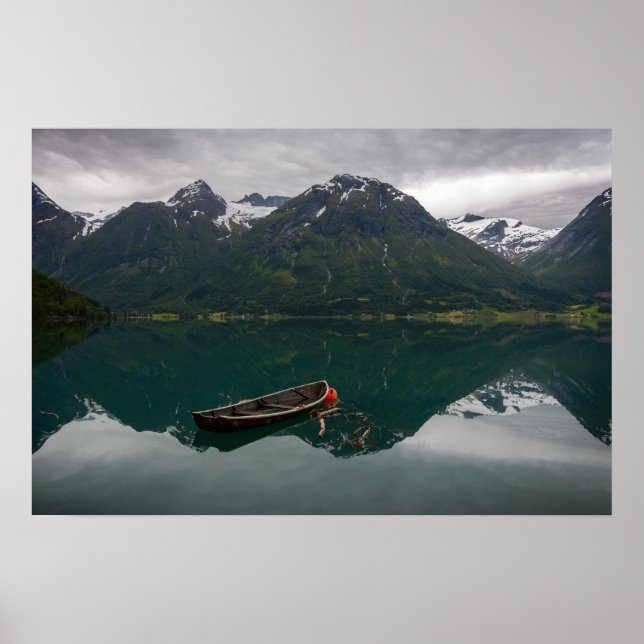 Gammal roddbåt med bergreflektion poster (Framsidan)