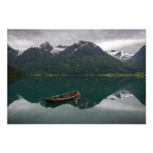 Gammal roddbåt med bergreflexionsfotoet fototryck