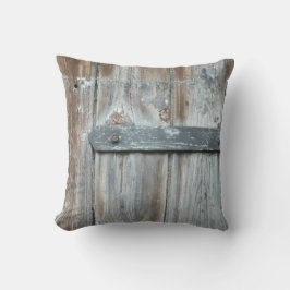 Gammal rostfri latch på gammalt trä kudde