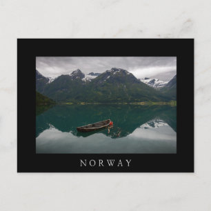 Gammal rowboat och berg i Norge, svart vykort