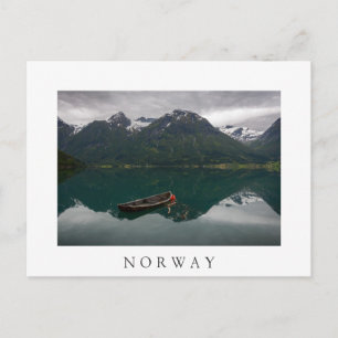 Gammal rowboat och berg i vitt vykort för Norge