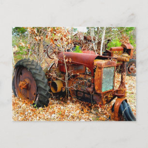 Gammal Rustic Farm Tractor i Skräppost Yard Vykort
