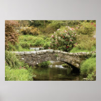Gammal stenbro över en ström i Dartmoor Park