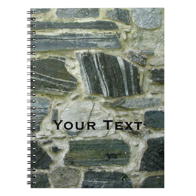 Gammal stenvägg med text anteckningsbok (Framsidan)