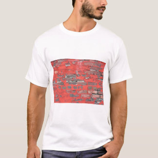 Gammal tegelvägg med skalad röd färg t shirt