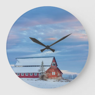 Gammal träröd ladugård i den lägre dalen stor klocka
