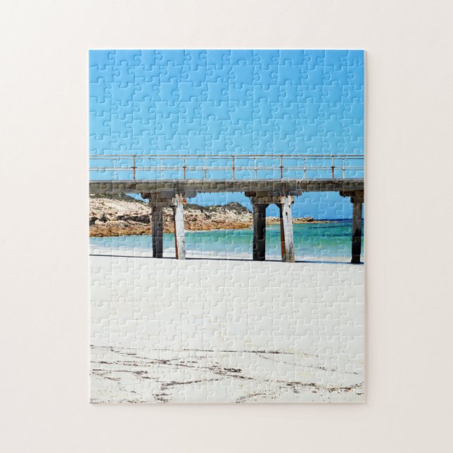 Gammal träspån på vitt strand. pussel (Vertikal)