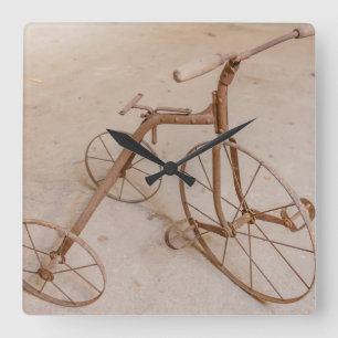 GAMMAL TREHJUULIG CYKEL 1928 Fyrkantig väggklocka