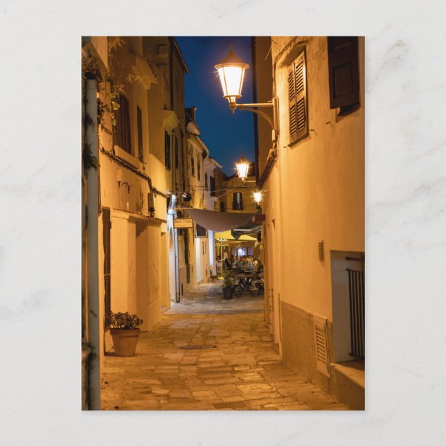 Gammal upplyst smal gata i Mahon - Menorca Vykort (Framsida)