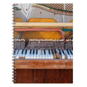 Gammal vintage piano med locket av. En förfallen Anteckningsbok