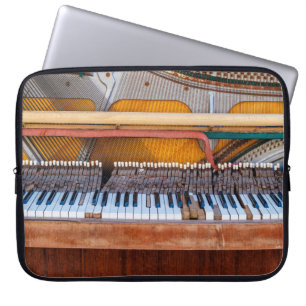 Gammal vintage piano med locket av. En förfallen Laptop Fodral
