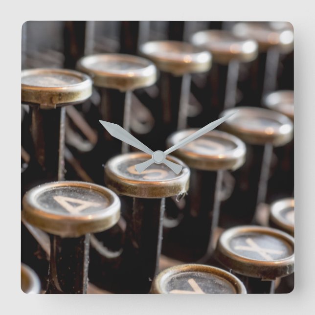 Gammala skrivmaskinsnycklar kvadrerar väggen tar fyrkantig klocka (Framsida)