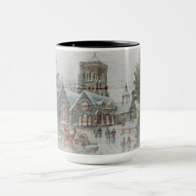 Gammaldags tomte med barn framför en kyrka  mugg (Center)