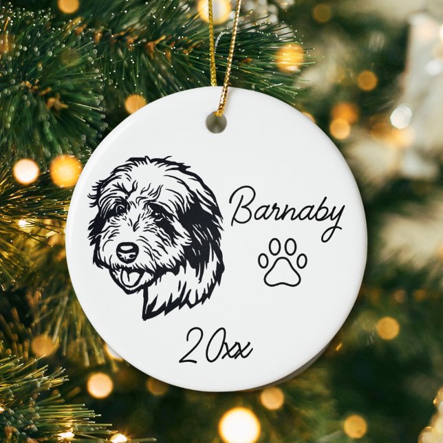 Gammaldags vallhundskanin Namn och År Linje konst Julgransprydnad Keramik (Old English sheepdog ornament with custom name and year and paw print. Black and White Line Art)