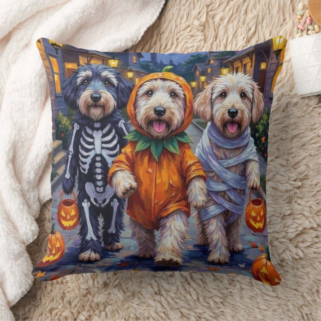 Gammalgammal engelsk fårhund busar på halloween  kudde (Filt)