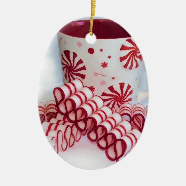 Gammalmodig röd och vitbandgodis med muggen julgransprydnad keramik (Framsidan)