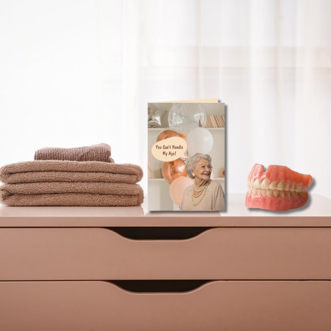 Gammalt ålderstigt, populärt, födelsedagshälsnings kort (Skapare uppladdad)