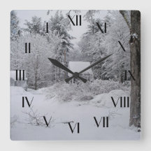 Gammalt källhus i bakåtklockan för vinter