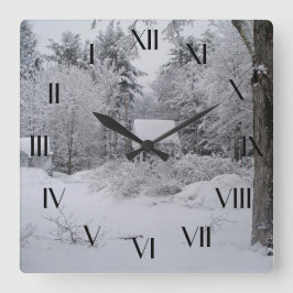 Gammalt källhus i bakåtklockan för vinter fyrkantig klocka