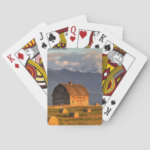 Gammalt lada ramad av höbalar och dramatiskt casinokort