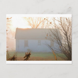Gammalt lantbruk i Fog vid Sunrise Vykort