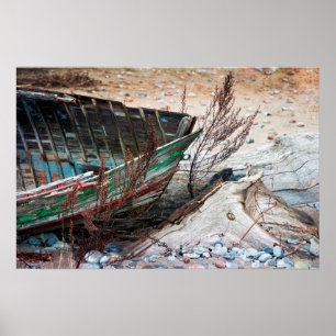 Gammalt målat Wood fartyg som överges på strand Poster