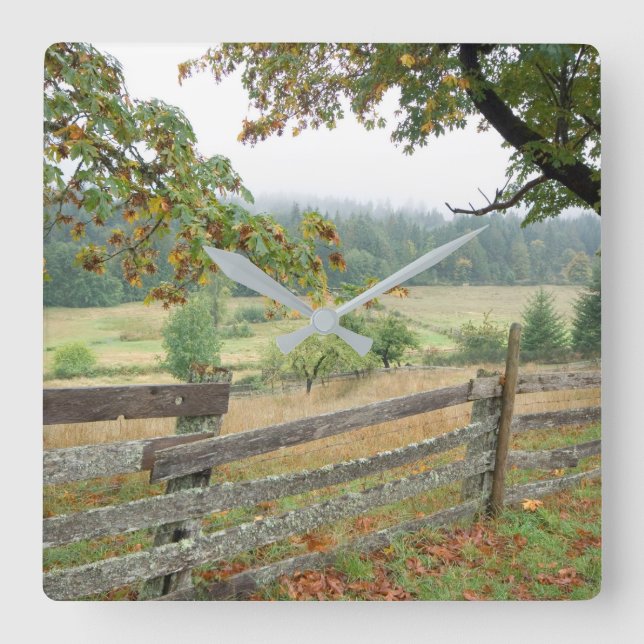 Gammalt staket på en gård fyrkantig klocka (Framsida)