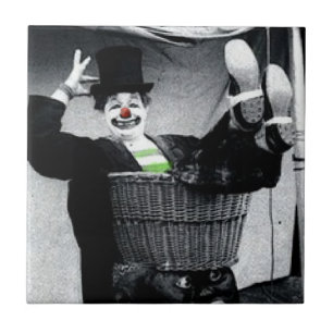 Gammalt svart och vitt foto av en Goofy Clown Kakelplatta