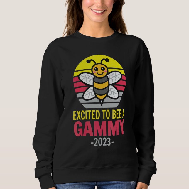 Gammy 2023   Bee   Grandma   Excited To Be A Gammy T Shirt (Framsida)