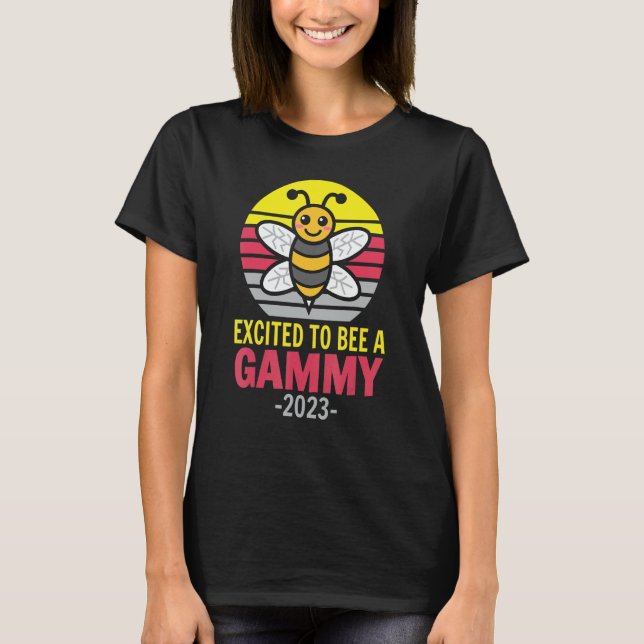 Gammy 2023   Bee   Grandma   Excited To Be A Gammy T Shirt (Framsida)