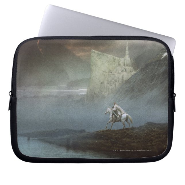 GANDALF™ tar Hobbit till Guard City Laptop Sleeve (Framsidan)