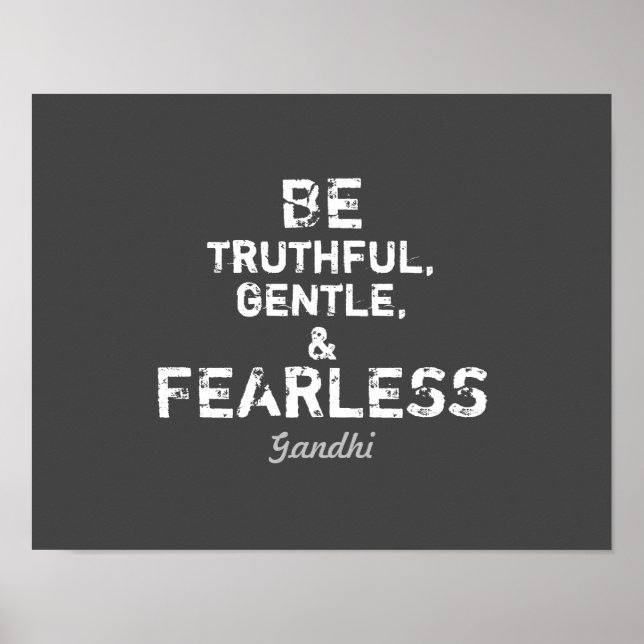 Gandhi kan vara orädd citat grått & vit poster (Framsidan)