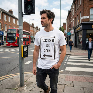 Gångtrafikanter Använder Signal Vägschild Herr T-S T Shirt