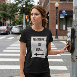 Gångtrafikanter Använder Signal Vägschild Kvinnors T Shirt