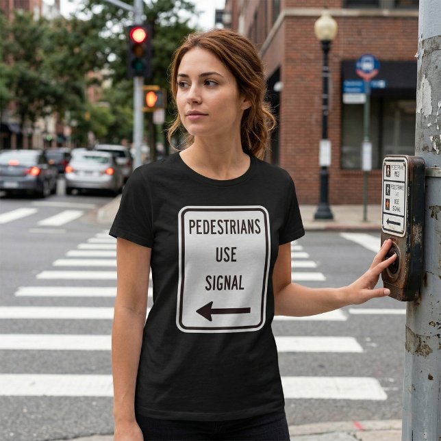 Gångtrafikanter Använder Signal Vägschild Kvinnors T Shirt (Skapare uppladdad)