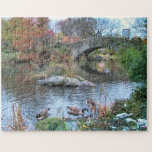Gapstow Bridge, Central Park NEW YORK CITY Pussel<br><div class="desc">Gapstow Bridge i Central Park kan verka avlägset i dag, men det kommer att vara ditt eget att njuta av när det är färdigt. En vacker syn på Gapstow-bron i centrala parken. Detta pussel ger inte bara underhållning utan är också en vacker keepé som kan njutas om och om igen!...</div>