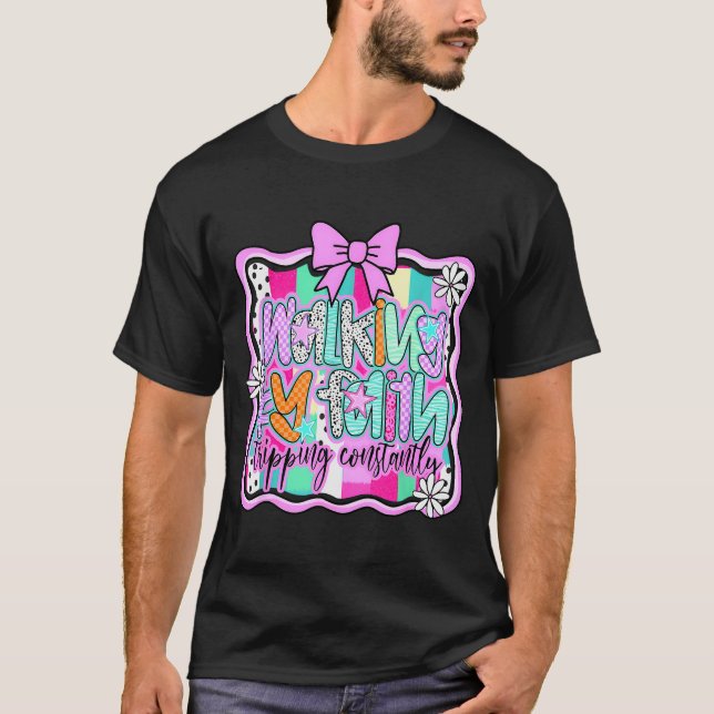 Går genom tro ständigt snubblar kristen bibel t shirt (Framsida)