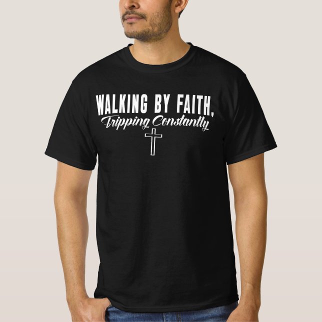 Går på Tro, Snubblar Konstant T Shirt (Framsida)