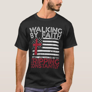 Går på Tro Ständigt Snubblar Kristen Bibel T Shirt