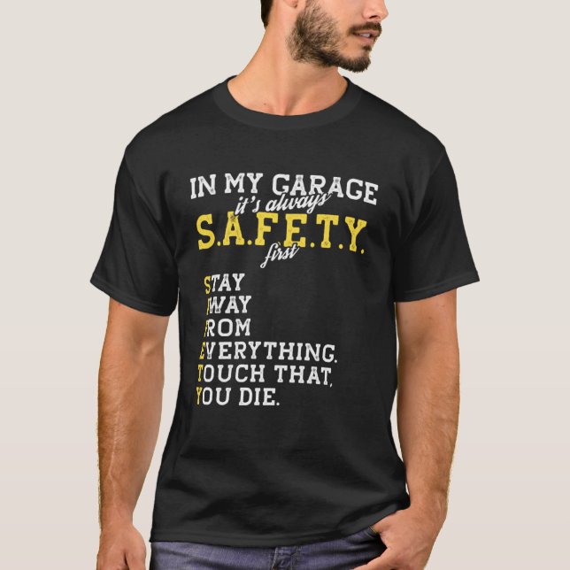 Garage Mechanic Safety First Joke för en bil-Guy D T Shirt (Framsida)