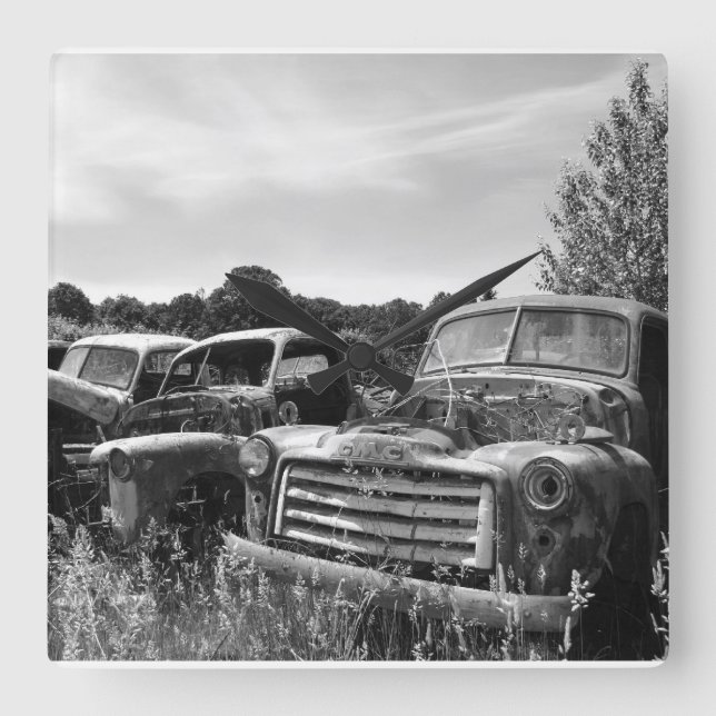 Garage tar tid på den gammala lastbilväggen tar fyrkantig klocka (Framsida)