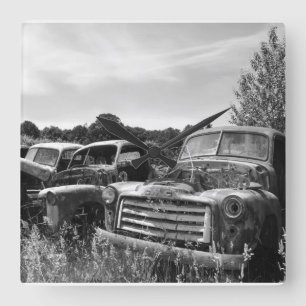 Garage tar tid på den gammala lastbilväggen tar fyrkantig klocka