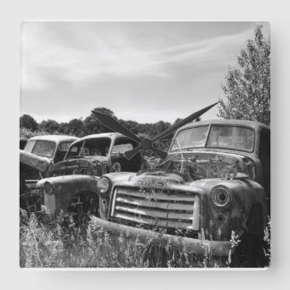 Garage tar tid på den gammala lastbilväggen tar fyrkantig klocka