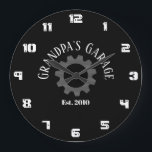 Garageår för morfar-farmor, fastställt datum för A Stor Klocka<br><div class="desc">Morfars Garage-anpassningsbar har fastställt datum och väggklocka. Farmas Garage-text och "est"-datum är allt anpassade. Roligt klockan för morfars garage eller verkstad.</div>